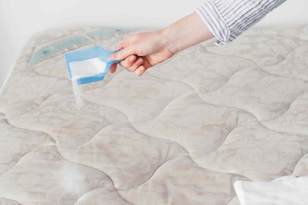 clean mattress with baking soda
