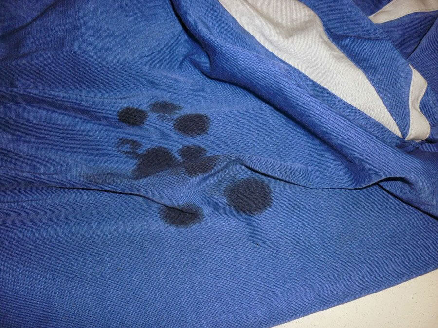 get oil stains out of clothes