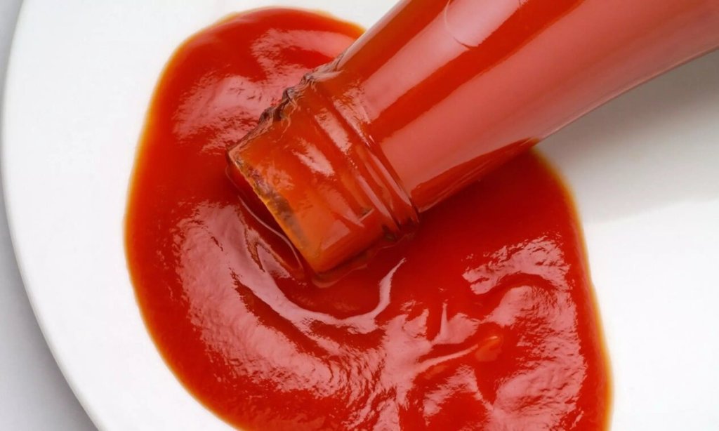 удалить пятна от томатного соуса с пластика